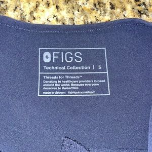 Quiet Navy (limited release color) FIGS Leon 3 Pocket scrub top size Small